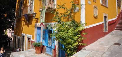 Típica calle de Guanajuato con su colores ocres, sus ventanas enrejadas y los inevitables escalones que inundan la ciudad.