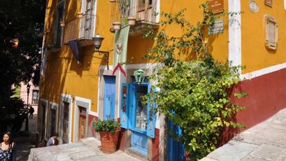 Típica calle de Guanajuato con su colores ocres, sus ventanas enrejadas y los inevitables escalones que inundan la ciudad.