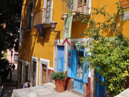 Típica calle de Guanajuato con su colores ocres, sus ventanas enrejadas y los inevitables escalones que inundan la ciudad.