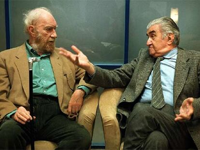 Fernando Fernán-Gómez y Eduardo Haro Tecglen, en una imagen tomada en 2001.
