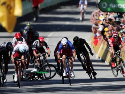 La caída en la llegada provocada por el codazo de Sagan a Cavendish.