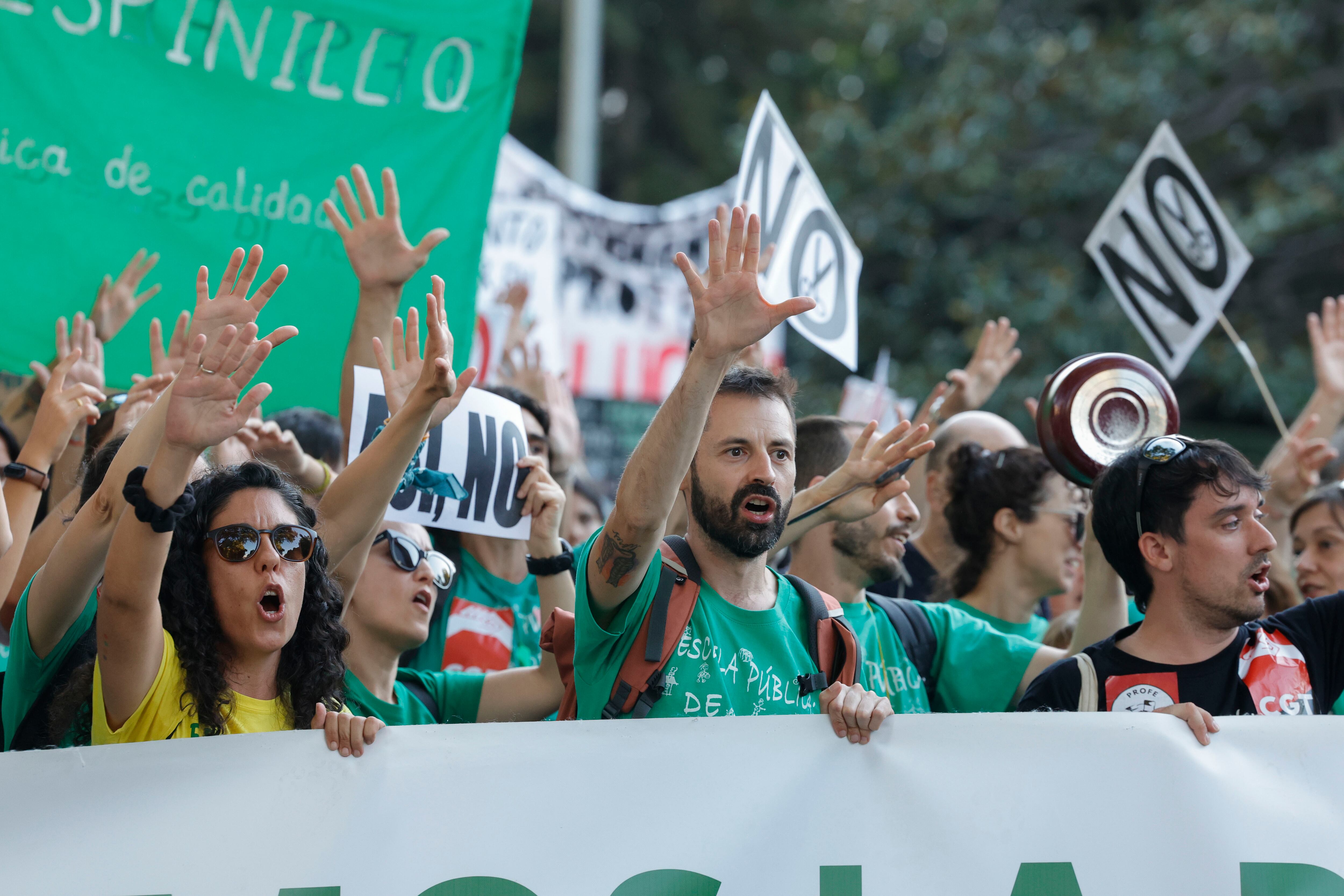 Una nueva marea verde de docentes con Ayuso en el foco recorre el centro de Madrid: “Orgullo de profesión, mierda de Administración”