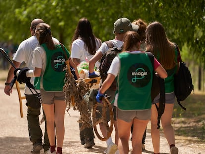 Un grupo de voluntarios de Imagin participa en la limpieza de un río junto a miembros de una ONG.