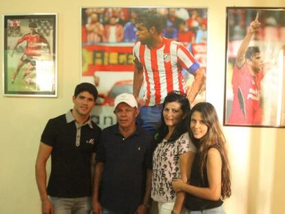 A família de Diego Costa: o irmão Jair, o pai José, a mãe Josileide e a irmã Talita, na casa dos pais do atleta, em Lagarto.