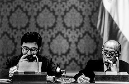 Una divertida imagen de los entonces ministros socialistas Narcís Serra y Francisco Fernández Ordóñez, durante una comisión en el Congreso de los Diputados, en 1987.