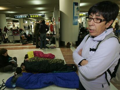 Reme, junto a los niños saharauis en sacos de dormir.