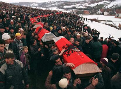 La ONU cifró en 12.000 los muertos por la guerra de Kosovo, la mayoría albaneses víctimas de la política de limpieza étnica de Milosevic. En la imagen, una procesión de albanokosovares transporta a sus muertos, víctimas de un bombardeo serbio en la aldea de Racak, donde murieron más de 40 personas el 11 de febrero de 1999.