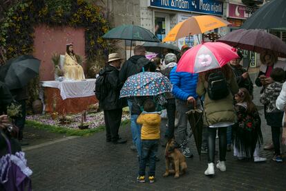 Uno de los seis altares donde se han exhibido las Mayas en la fiesta del 2 de mayo en Colmenar Viejo. 