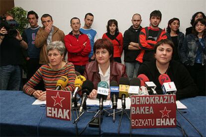 De izquierda a derecha, Karmele Berasategui, Nekane Erauskin y Maite Aramburu, en la presentación de la candidatura del PCTV.