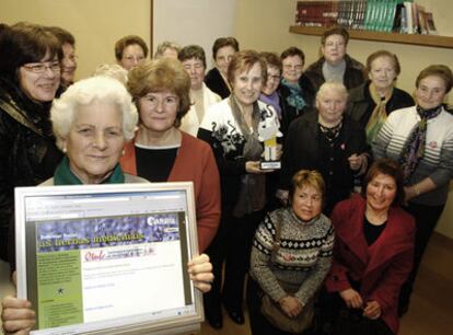 Algunas de las participantes en <i>As herbas medicinais en Allariz, </i><b>en el H</b>ogar <b>del Mayor de la localidad ourensana</b>.<b> /</b>