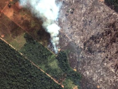 El presidente brasileño da marcha atrás y reconoce su responsabilidad en la gestión de los incendios que han consumido 20.000 hectáreas de selva