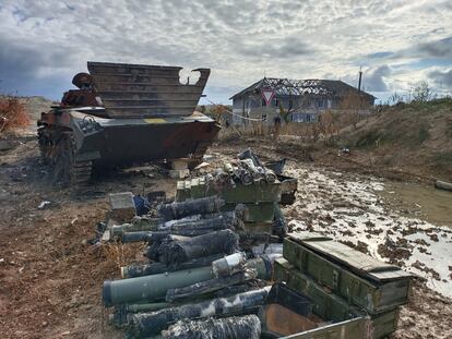 Un blindado ruso BMP-2 destruido en el frente de Jersón. Partes del vehículo y de su munición serán reutilizadas por el Ejército ucranio.