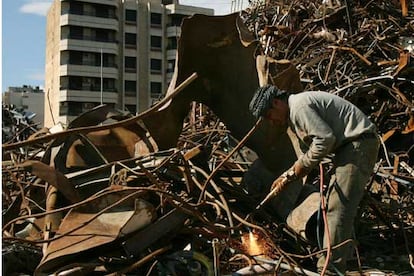 Un trabajador durante la reconstrucción de un barrio de Beirut
