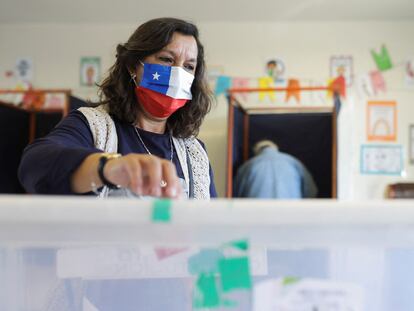 Una mujer vota durante un referéndum sobre una nueva constitución chilena en una mesa electoral en Santiago, Chile, el 4 de septiembre de 2022.