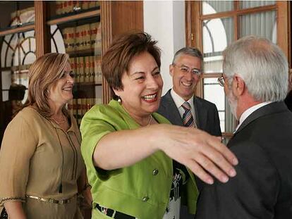 Cándida Martínez (en el centro), ayer, en el Parlamento, junto a la diputada del PSOE Araceli Carrillo y el viceconsejero, Sebastián Cano.