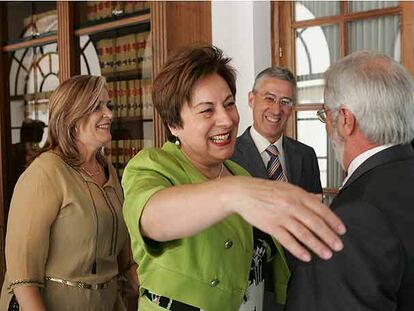 Cándida Martínez (en el centro), ayer, en el Parlamento, junto a la diputada del PSOE Araceli Carrillo y el viceconsejero, Sebastián Cano.