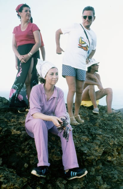 Sofía en las Galápagos. En 1980, los Reyes de España, Juan Carlos I y Sofía, realizaron una visita oficial a Ecuador, que incluía una parada en las legendarias Islas Galápagos. La fotografía captura a la Reina Sofía durante su visita a la isla Bartolomé, con un atuendo informal (zapatillas adidas, conjunto de lino y pañuelo en la cabeza). (Gianni Ferrari/Cover/Getty Images)