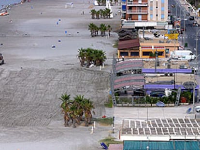 Dos máquinas excavadoras buscan entre la arena de la Gran Playa de Santa Pola la bomba que ETA decía haber colocado en ese lugar.