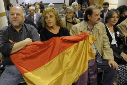 Asistentes a la conferencia de prensa de la Asociación para la Recuperación de la Memoria Histórica en Buenos Aires.