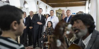 Mariano Rajoy, durante su visita a la residencia de ancianos San Juan de Dios de Sevilla, este martes.