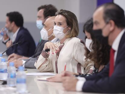 De izquierda a derecha, Edmundo Bal, Iván Espinosa de los Monteros, Rafael Simancas, Cuca Gamarra, Sofía Fernández Castañón, y Carlos García Adanero participan en una mesa redonda de portavoces parlamentarios en la Universidad Rey Juan Carlos, Madrid.