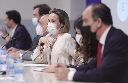 De izquierda a derecha, Edmundo Bal, Iván Espinosa de los Monteros, Rafael Simancas, Cuca Gamarra, Sofía Fernández Castañón, y Carlos García Adanero participan en una mesa redonda de portavoces parlamentarios en la Universidad Rey Juan Carlos, Madrid.