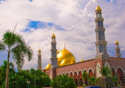 Templo de Kubah Mas, la mezquita de la Cúpula Dorada, en Depok (Indonesia).