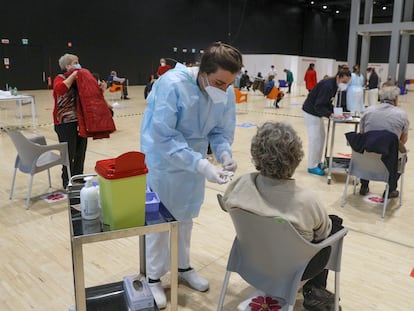 Vacinação com doses da AstraZeneca, na sexta-feira em um centro de convenções de Roma.