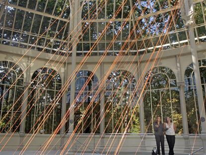 Los haces de hilos iluminados recorren el Palacio de Cristal.