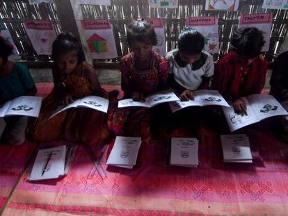 Niños rohingya estudian en una escuela del campo de refugiados de Leda, en Bangladesh, el pasado 8 de octubre.