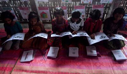 Niños rohingya estudian en una escuela del campo de refugiados de Leda, en Bangladesh, el pasado 8 de octubre.