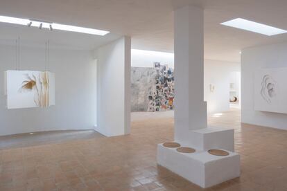 Vista de la galería de arte Espacio Micus, en Cala Llonga (Ibiza), con obras de Angela Glajcar.