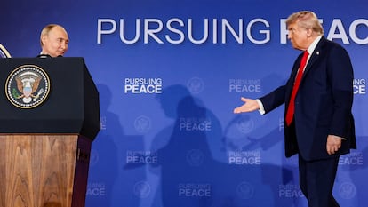 Trump camina hacia Putin para saludarle al final de la rueda de prensa.