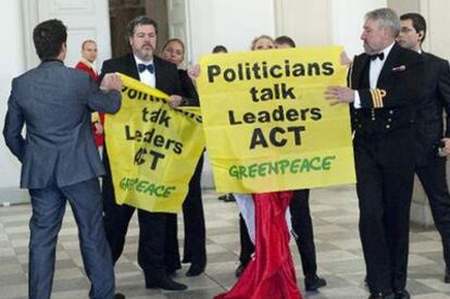 Activistas de Greenpeace irrumpen en la cena de gala de la cumbre del clima de Copenhague de diciembre de 2009