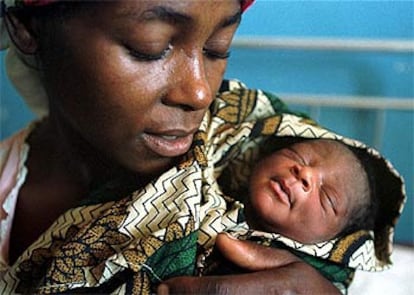 Sophia muestra a su hija, Rosita, en el hospital de Chibuto, en marzo de 2000.