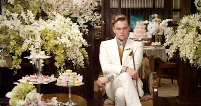 Leonardo DiCaprio personifica la nostalgia americana por el mundo que nunca existió de la novela 'El gran Gatsby' de Scott Fitzgerald en la película de Baz Luhmann de 2013.