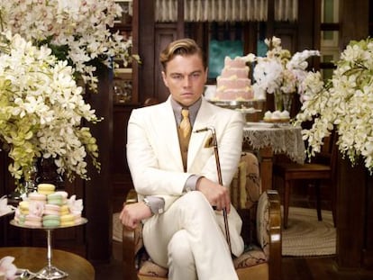 Leonardo DiCaprio personifica la nostalgia americana por el mundo que nunca existió de la novela 'El gran Gatsby' de Scott Fitzgerald en la película de Baz Luhmann de 2013.