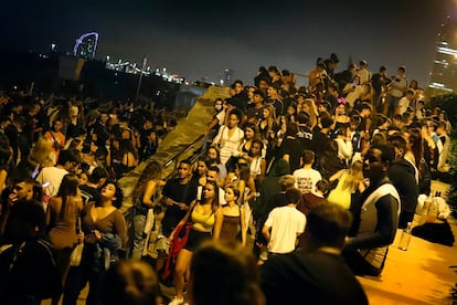 Noche de botellón en la playa durante las fiestas de la Mercè.