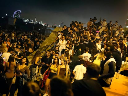 Noche de botellón en la playa durante las fiestas de la Mercè.