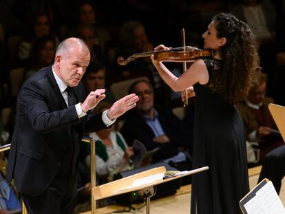 El director François-Xavier Roth y la violinista Chouchane Siranossian, el pasado 18 de abril, en el Auditorio Nacional.