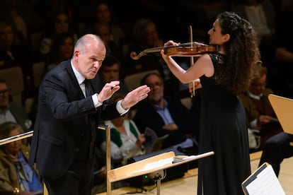 El director François-Xavier Roth y la violinista Chouchane Siranossian, el pasado 18 de abril, en el Auditorio Nacional.