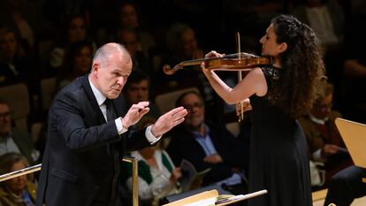 El director François-Xavier Roth y la violinista Chouchane Siranossian, el pasado 18 de abril, en el Auditorio Nacional.