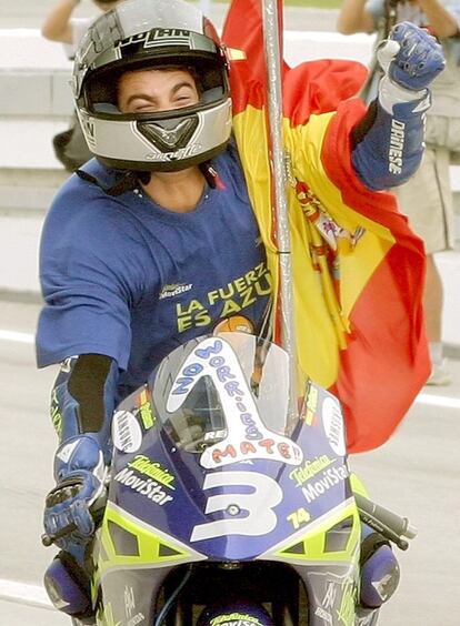 Dani Pedrosa (Honda), celebra su victoria en el Gran Premio de Malasia en la categora de 125 cc, disputado en el circuito de Sepang, el 12 de octubre de 2003, de esta forma proclamndose campen del mundo en la categora.