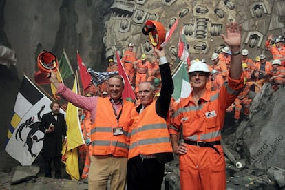 Celebraci&oacute;n del final de la perforaci&oacute;n en el t&uacute;nel suizo de San Gotardo, bajo los Alpes y el m&aacute;s largo del mundo con 57 kil&oacute;metros. EFE/Archivo