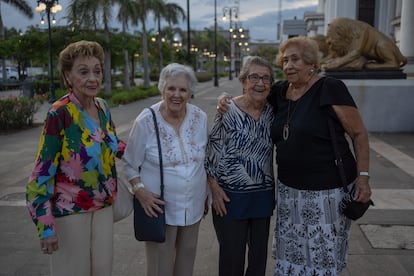 Antonia Pacheco, Aida Pérez, Josefa Ibars y Regina Diaz, posan para una fotografía en su reencuentro por el aniversario 85 del exilio republicano español en México.