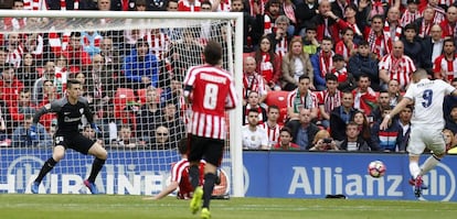 El delantero francés del Real Madrid Karim Benzema lanza su gol ante el Athletic, el primero del equipo, ante el portero del Athletic de Bilbao Arrizagalaba.