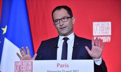 O candidato socialista Benoît Hamon faz um discurso em Paris após reconhecer sua derrota.