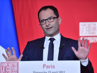 O candidato socialista Benoît Hamon faz um discurso em Paris após reconhecer sua derrota.