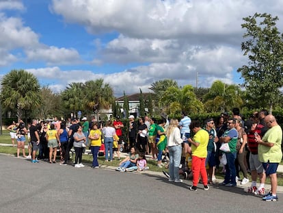 Seguidores de Bolsonaro, el pasado 4 de enero a las puertas de la mansión donde se ha estado alojando en Orlando (Florida).