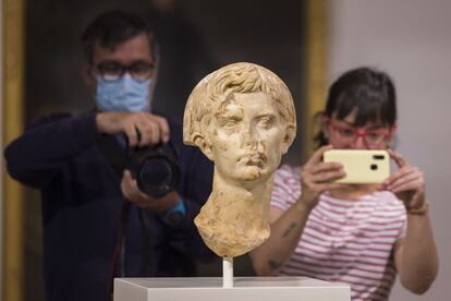 La escultura de mármol blanco, hallada en el siglo XVI en las excavaciones del yacimiento romano de Pollentia y recientemente adquirida por el Ministerio de Cultura y Deporte, se exhibe desde este lunes.